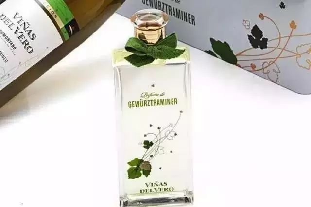 你有一沓葡萄酒味的香水，請接收